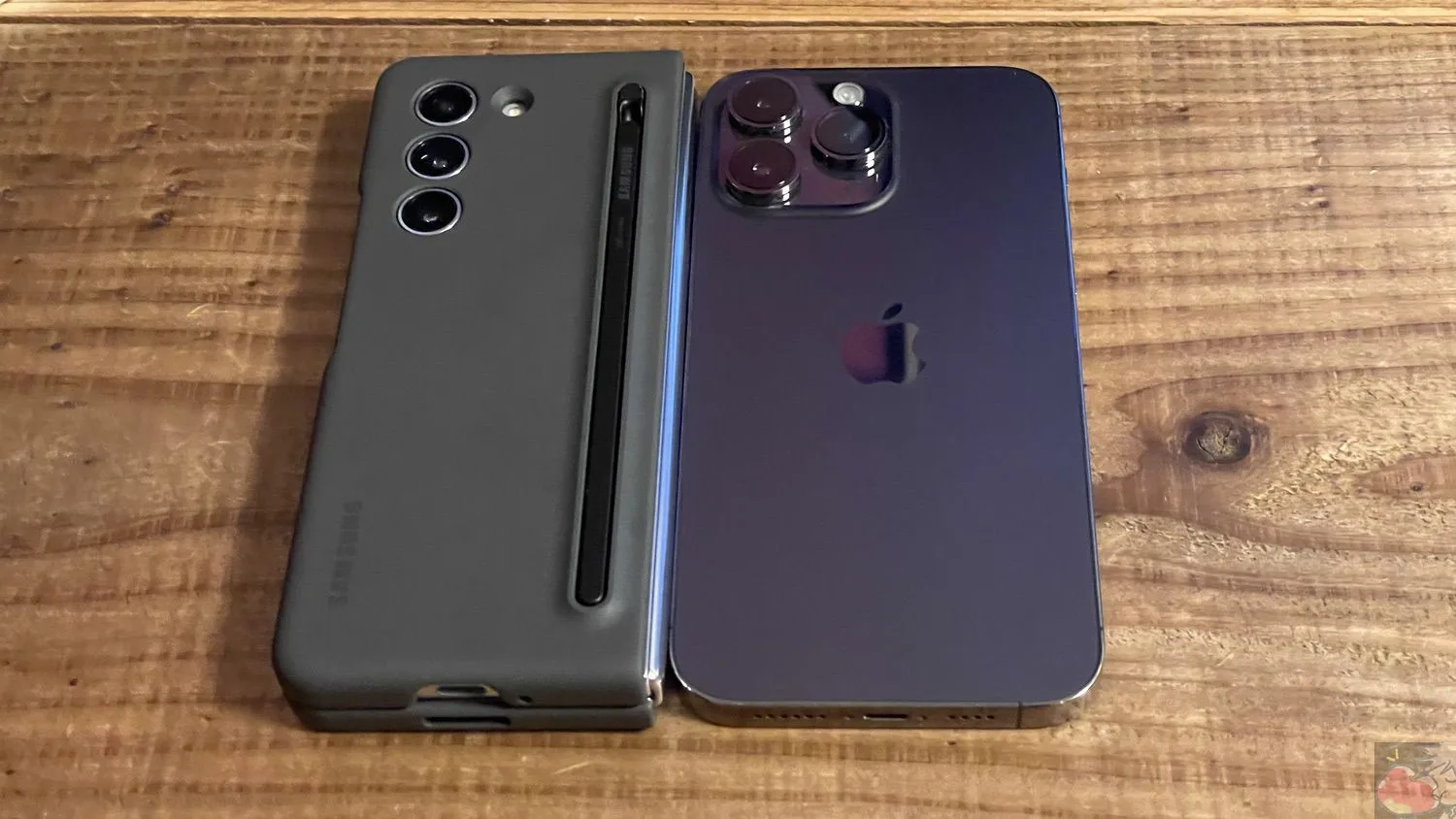 iPhone - 最強スマホセット ①Galaxy Fold2 5G ②iPhone 12 pro Samsung Galaxy Z Fold 2 vs iPhone 12 Pro Max - YouTube
